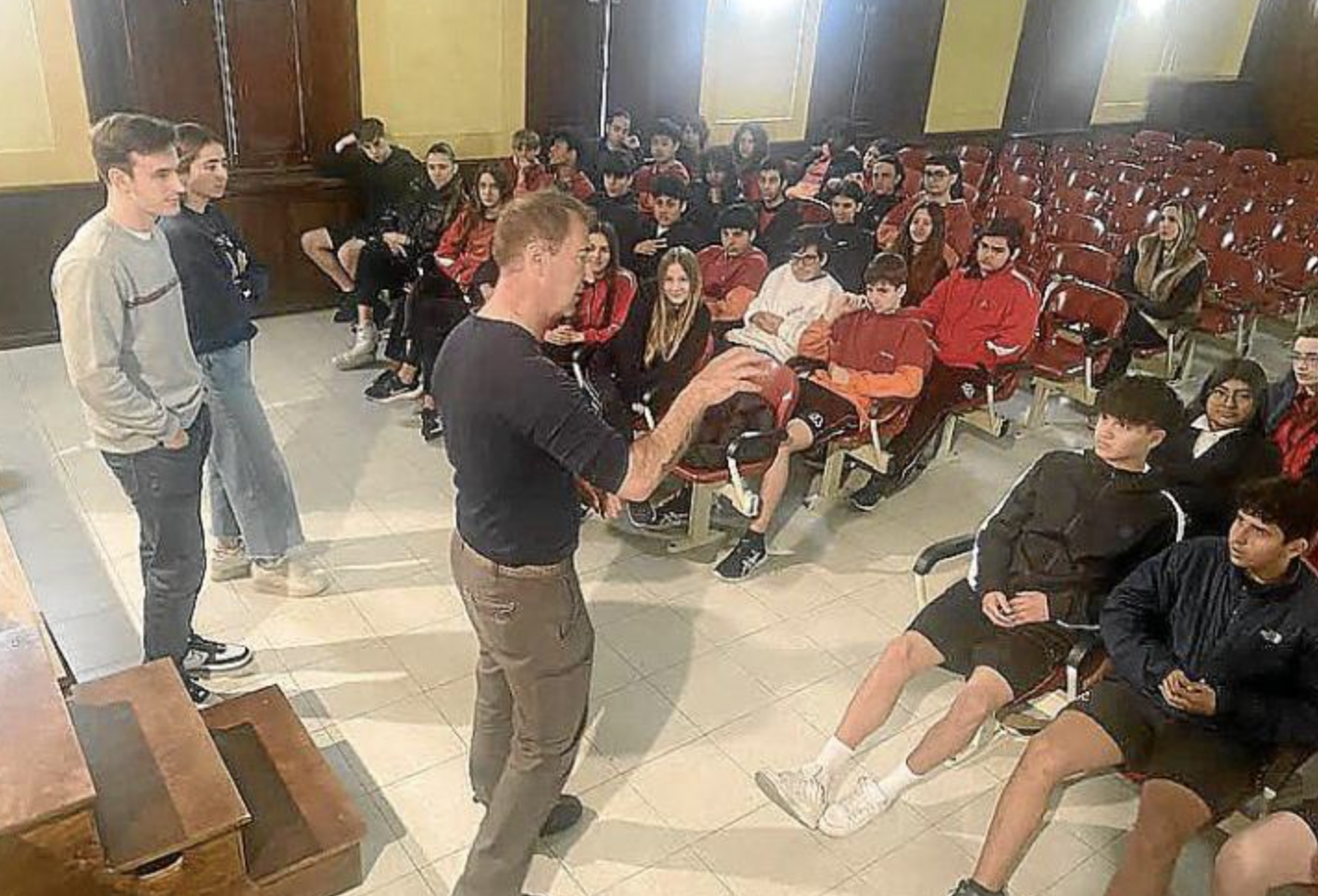 200.000 estudiantes después: Mica Cañellas sigue dando charlas en colegios de Mallorca